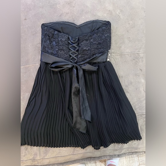 Amazing strapless dress size 1. Perfect for New Years !!!!!black and silver - Picture 3 of 3